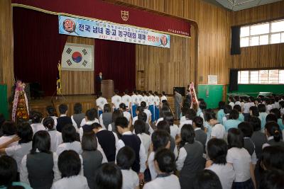 군중고 농구우승 환영식 인사말을 하시는 교장선생님과 학생들의 모습3