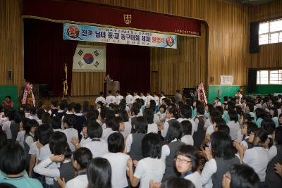 군중고 농구우승 환영식 인사말을 하시는 교장선생님과 학생들의 모습1