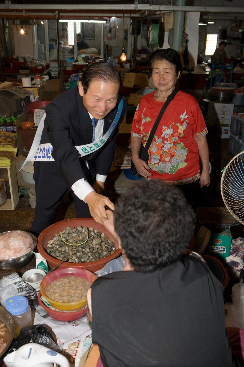 재래시장 상가주민과 악수하시는 문동신 시장님6