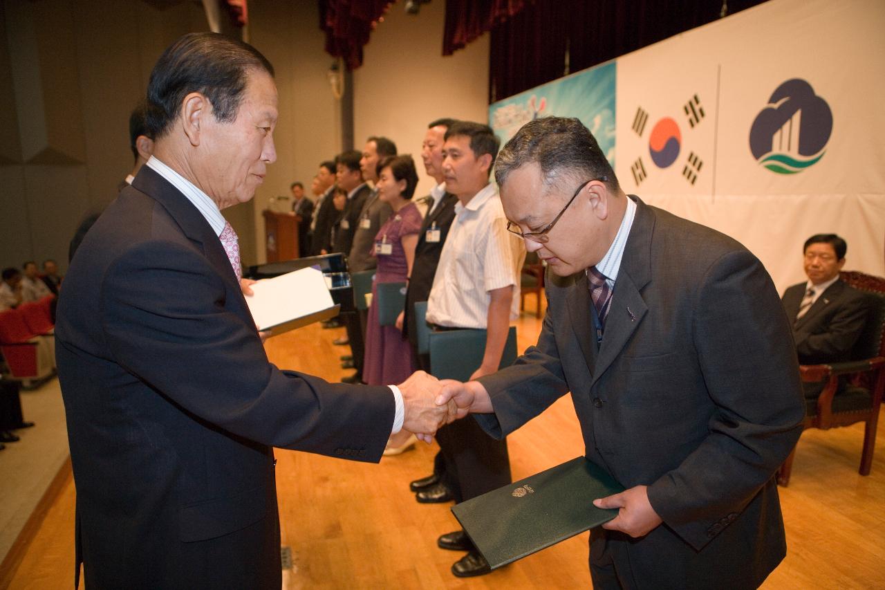 상장을 수여하며 악수하시는 문동신 시장님과 직원8