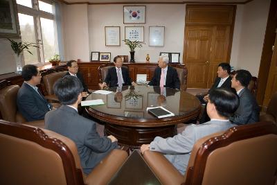 군산대학교 교수님들과 사무실에서 대화를 나누시는 문동신 시장님1