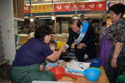 재래시장주민과 악수하시는 문동신 시장님1