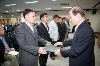 표창장을 수여하시는 문동신 시장님9