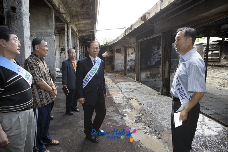 화재로 폐허가 된 상가골목을 방문하신 문동신 시장님과 관계자들의 모습