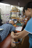 헌혈을 하시는 시민과 간호사의 모습2사진(00002)