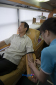 헌혈을 하시는 시민과 간호사의 모습4사진(00004)
