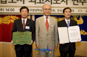대표님 양 옆으로 상장을 펼치고 기념사진을 찍는 수상자의 모습1사진(00005)