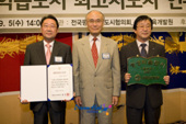 대표님 양 옆으로 상장을 펼치고 기념사진을 찍는 수상자의 모습2사진(00008)