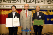 대표님 양 옆으로 상장을 펼치고 기념사진을 찍는 수상자의 모습5사진(00014)