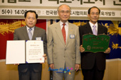 대표님 양 옆으로 상장을 펼치고 기념사진을 찍는 수상자의 모습6사진(00017)