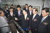 전라예술제에 전시된 조각상을 보는 문동신 시장님과 김완주 도지사님과 관련인사들1사진(00004)
