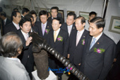 전라예술제에 전시된 조각상을 보는 문동신 시장님과 김완주 도지사님과 관련인사들2사진(00005)