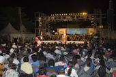 전라예술제 행사 무대와 시민들이 앉아있는 관객석의 모습사진(00006)