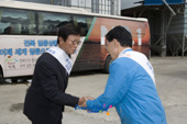 BUY전북 선정기업 관련인사와 악수하시는 김완주 도지사님2사진(00007)