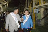 BUY전북 선정기업 공장을 시찰하시는 김완주 도지사님과 관련인사들2사진(00018)