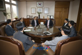 군산대학교 교수님들과 사무실에서 대화를 나누시는 문동신 시장님1사진(00001)
