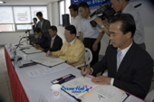 재래시장상품권 판매망 협약문에 서명하시는 김완주 도지사님과 대표님들1사진(00005)