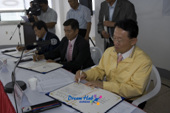 재래시장상품권 판매망 협약문에 서명하시는 김완주 도지사님과 대표님들2사진(00006)