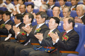 박수치시는 현대중공업 MOU체결식에 참석하신 문동신 시장님과 김완주 도지사님과 관련인사들1사진(00013)