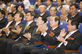 박수치시는 현대중공업 MOU체결식에 참석하신 문동신 시장님과 김완주 도지사님과 관련인사들2사진(00014)