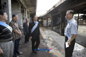 화재로 폐허가 된 상가골목을 방문하신 문동신 시장님과 관계자들의 모습사진(00001)