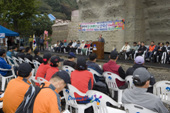 시장기쟁탈 산악대회 개회사를 하시는 문동신 시장님과 관련인사들과 관객석의 대회 참가자들의 모습1사진(00003)