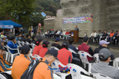 시장기쟁탈 산악대회 개회사를 하시는 문동신 시장님과 관련인사들과 관객석의 대회 참가자들의 모습2사진(00004)