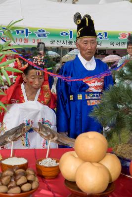 전통혼례를 체험하시는 어르신부부께서 나란히 서계시는 모습5