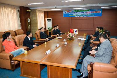 중국 청도시 대표단이 회견장에 앉아있는 회장 안 모습2