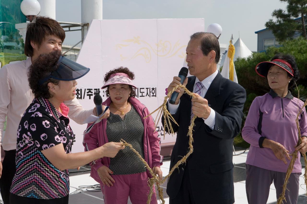 새끼꼰것을 보며 인터뷰하시는 문동신 시장님1