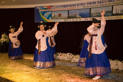 전통춤을 추는 만찬회 축하공연단