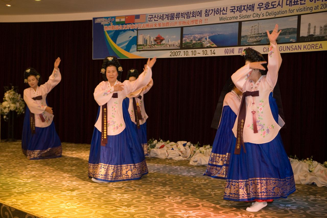 전통춤을 추는 만찬회 축하공연단