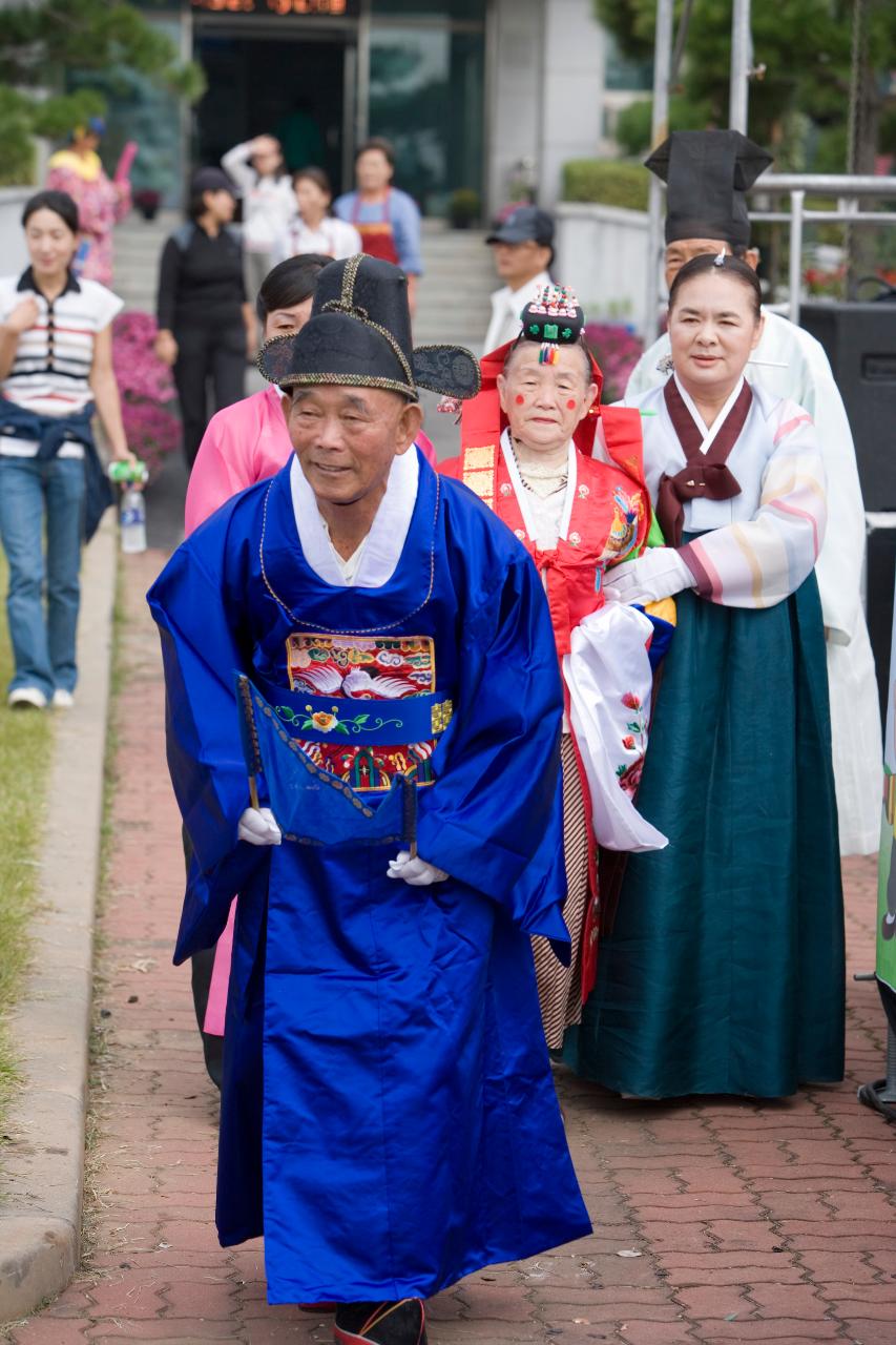 혼례체험을 하기위해 의상을 입고 가시는 어르신부부의 모습