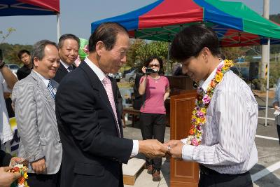 꽃목걸이를 목에 걸고 문동신 시장님께 선물을 받는 시민의 모습