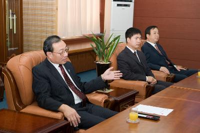 말씀하시는 중국 청도시 대표단 대표님과 인사들