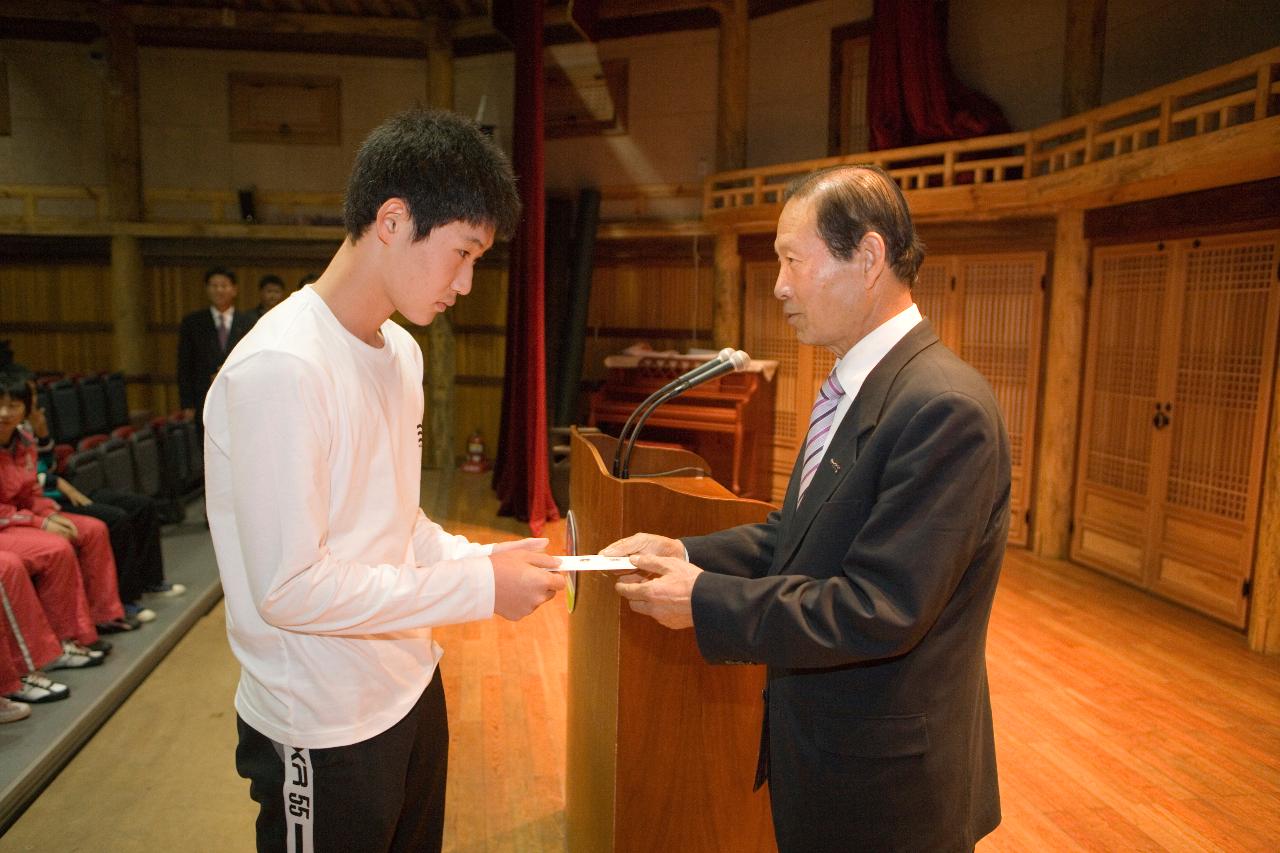 상금을 전달하시는 문동신 시장님3