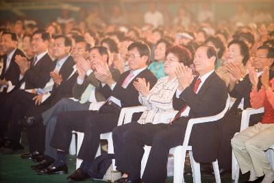 군산 시민의 날 행사 무대를 보시며 박수를 치시는 문동신 시장님 부부와 시민들1