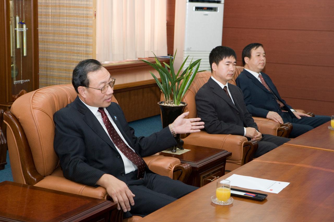 말씀하시는 중국 청도시 대표단 대표님과 인사들