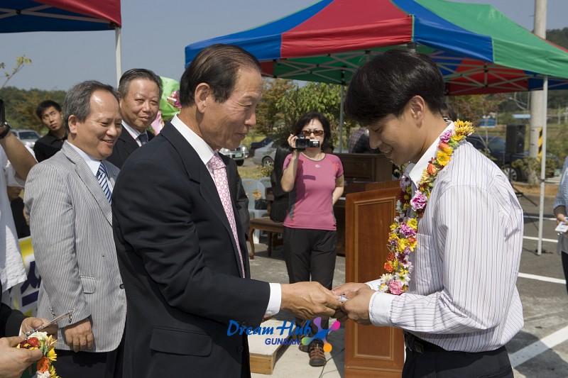 꽃목걸이를 목에 걸고 문동신 시장님께 선물을 받는 시민의 모습사진(00003)