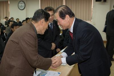 구암동 연두순시를 맞아 직원들과 악수하며 인사를 나누는 시장님5