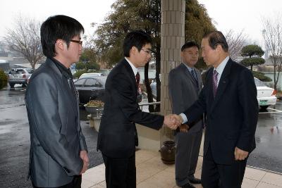 개정면 연두순시를 맞아 직원들과 악수를 나누며 인사하고 계시는 시장님2