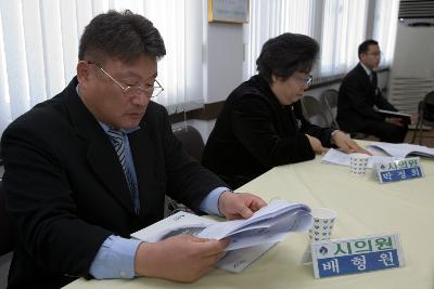 자리에 앉아 연두순시 자료를 보고 계신 시의원들1