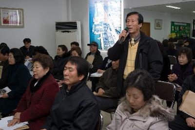 일어나 자료를 설명하고 계신 직원과 앉아서 듣고 계시는 직원들2