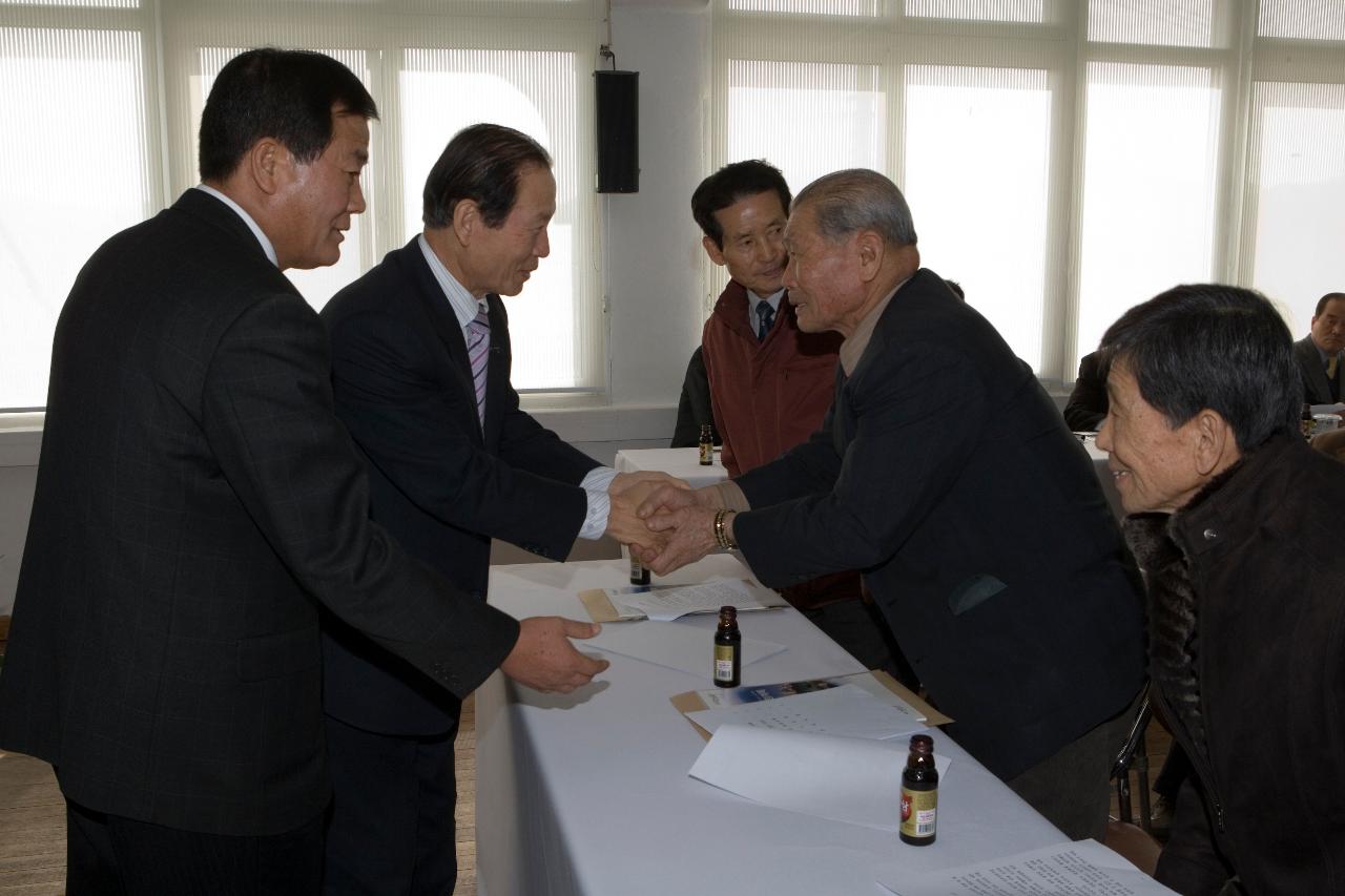 옥구읍 연두순시를 하며 직원들과 악수를 하고 있는 시장님3