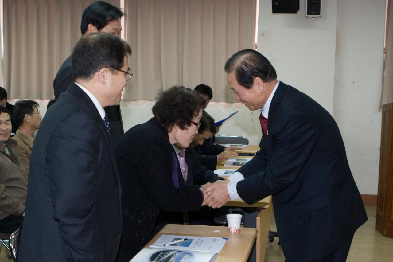 구암동 연두순시를 맞아 직원들과 악수하며 인사를 나누는 시장님3