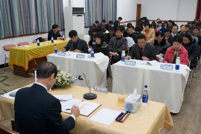 앞에 앉아 계시는 시장님과 마주 앉아 계시는 직원들3