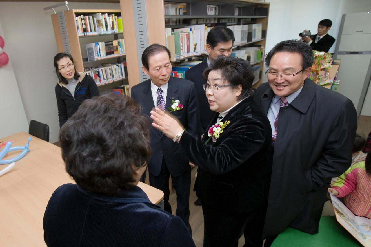 관련인사에게 설명을 듣고 있는 시장님과 관련인사들