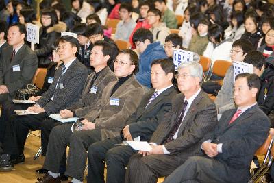 주말학력프로그램 개강식에 참석한 학생들과 임원들2