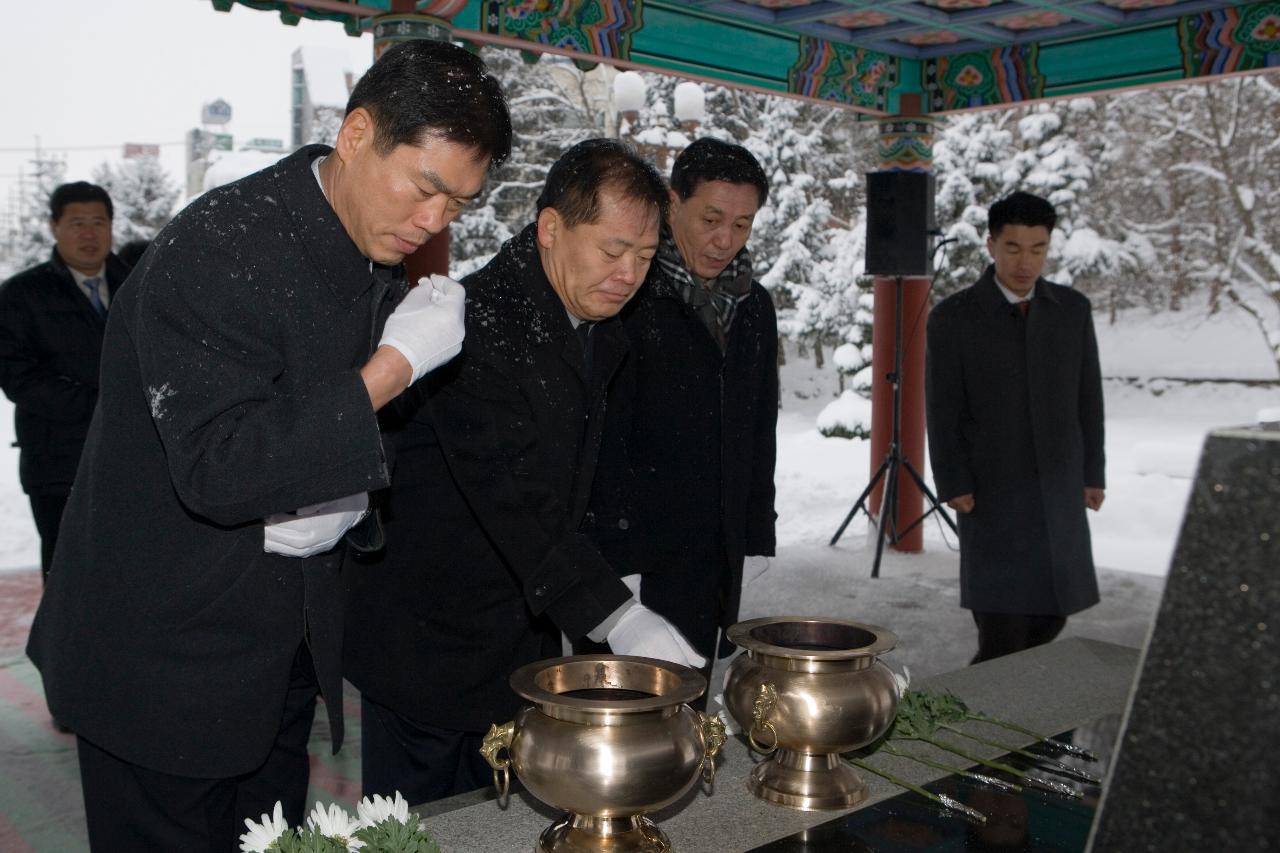 분향하고 있는 사람들