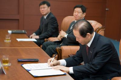 체결서에 사인하고 계시는 시장님